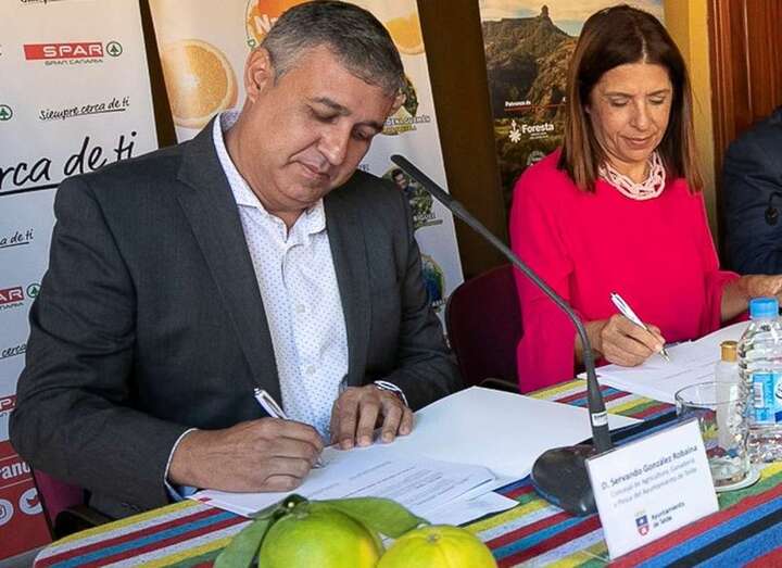 La alcaldesa Carmen Hernández y el concejal Servando González, en el momento de la firma del convenio/TA.